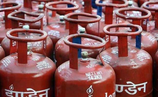 ಹೊಸ ವರ್ಷದ ಮೊದಲ ದಿನವೇ  ಗುಡ್‌ನ್ಯೂಸ್‌ – LPG ಸಿಲಿಂಡರ್ ಬೆಲೆ ಇಳಿಕೆ