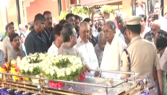 ಉಗ್ರರ ಗುಂಡಿಗೆ ಬಲಿಯಾದ ಭರತ್‌ ಭೂಷಣ್‌ ಅಂತಿಮ ದರ್ಶನ – ಮಗು ಮುಖ ನೋಡಿ ಸಿಎಂ ಭಾವುಕ