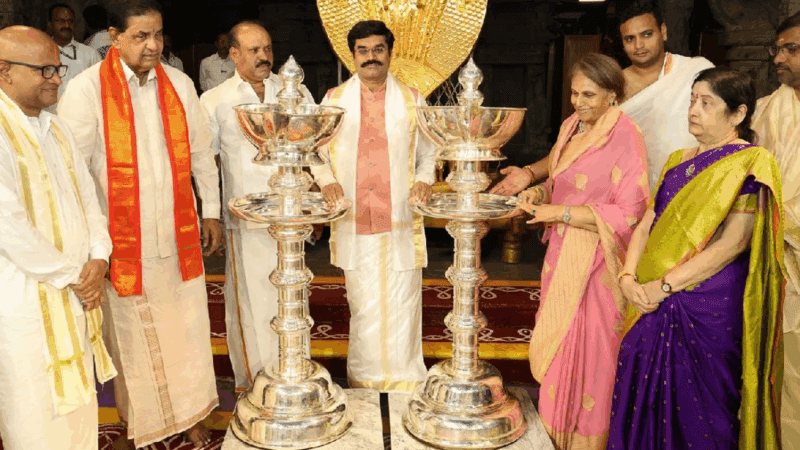 ತಿರುಪತಿ ದೇವಸ್ಥಾನಕ್ಕೆ 100 ಕೆಜಿ ತೂಕದ ಬೆಳ್ಳಿ ದೀಪಗಳ ದಾನ – ಮೈಸೂರು ರಾಜಮಾತೆಯಿಂದ ಕಾಣಿಕೆ
