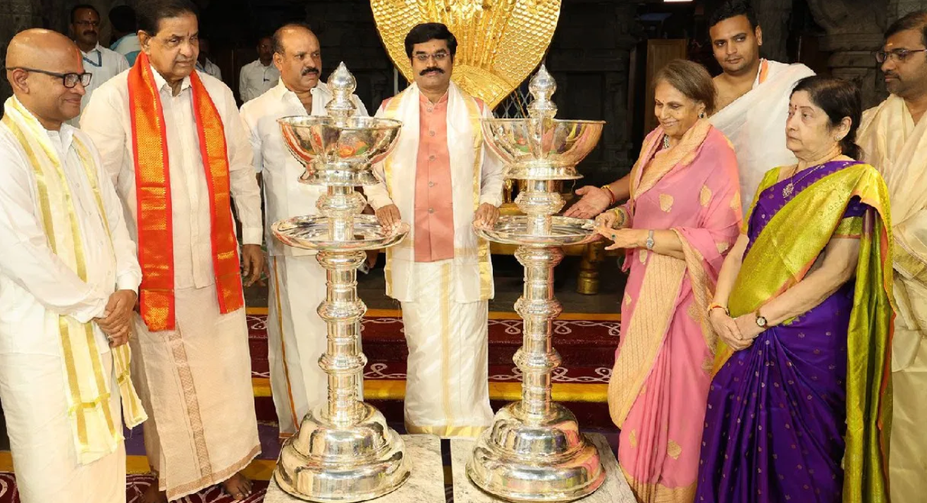 ತಿರುಪತಿ ದೇವಸ್ಥಾನಕ್ಕೆ 100 ಕೆಜಿ ತೂಕದ ಬೆಳ್ಳಿ ದೀಪಗಳ ದಾನ – ಮೈಸೂರು ರಾಜಮಾತೆಯಿಂದ ಕಾಣಿಕೆ