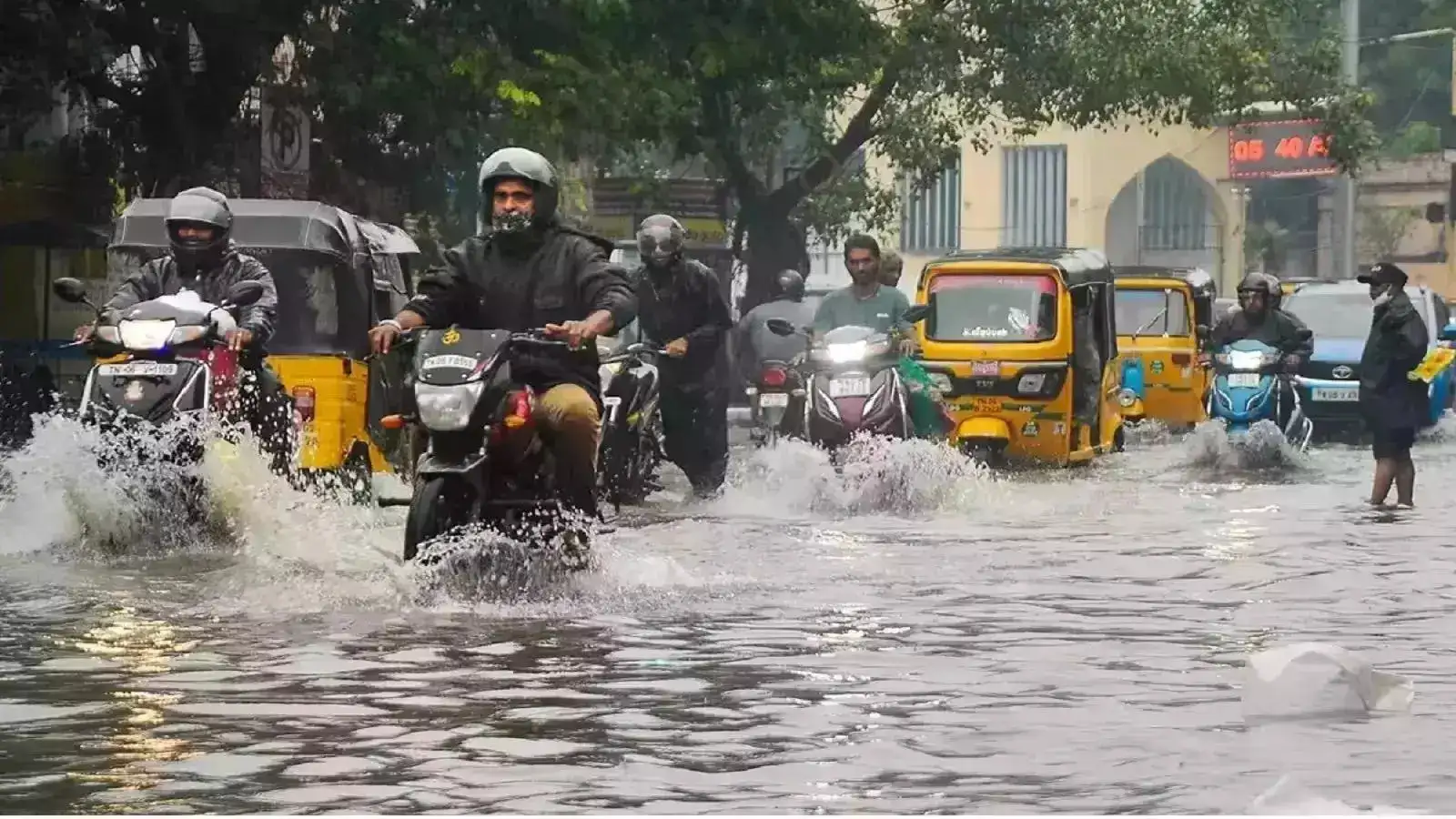 ಸಿಲಿಕಾನ್ ಸಿಟಿಯಲ್ಲಿ ಮಳೆಯ ನರ್ತನ – ಟ್ರಾಫಿಕ್ ಜಾಮ್, ನೆಲಕಚ್ಚಿದ ಮರಗಳು