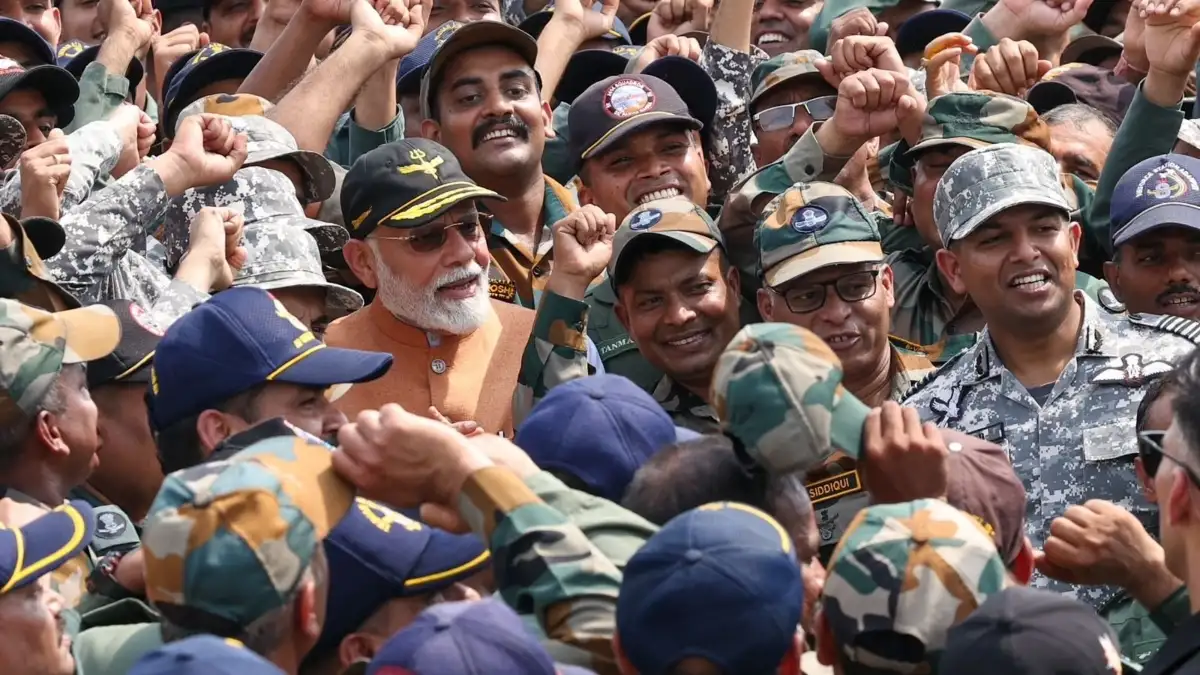 ಸೈನಿಕರ ಜೊತೆ ಪ್ರಧಾನಿ ಮೋದಿ ಮಾತುಕತೆ – ಅದಂಪುರ ವಾಯುನೆಲೆಗೆ ಭೇಟಿ ಕೊಟ್ಟ ನಮೋ