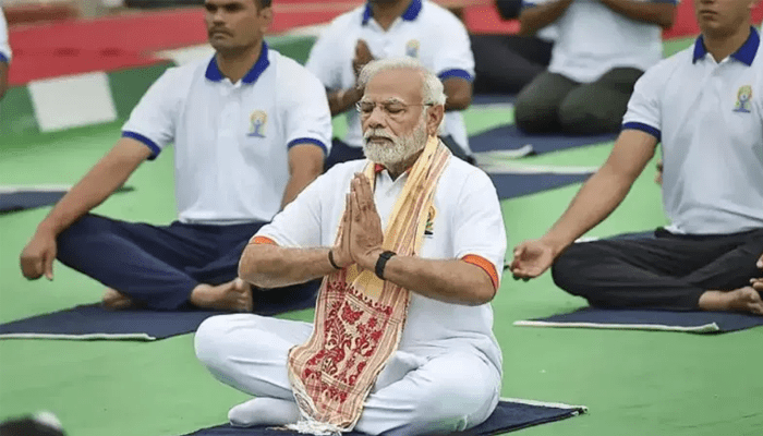 ವಿಶ್ವದಾದ್ಯಂತ ಯೋಗ ದಿನಾಚರಣೆ ಆಚರಣೆ – ಮೂರು ಲಕ್ಷಕ್ಕೂ ಹೆಚ್ಚು ಜನರೊಂದಿಗೆ ಯೋಗ ಮಾಡಿದ ಪ್ರಧಾನಿ ಮೋದಿ