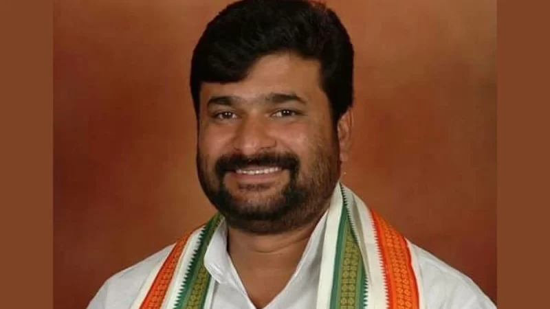 ಕೊಲೆ ಕೇಸ್ ಸಂಬಂಧ ನ್ಯಾಯಾಧೀಶರ ಮುಂದೆ ಶರಣಾದ ವಿನಯ್ ಕುಲಕರ್ಣಿ –  ಮತ್ತೆ ಸಿಬಿಐ ವಶಕ್ಕೆ ಪಡೆದ ಪೊಲೀಸರು