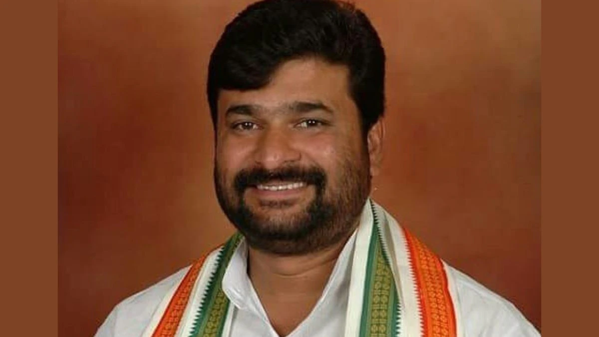 ಕೊಲೆ ಕೇಸ್ ಸಂಬಂಧ ನ್ಯಾಯಾಧೀಶರ ಮುಂದೆ ಶರಣಾದ ವಿನಯ್ ಕುಲಕರ್ಣಿ – ಮತ್ತೆ ಸಿಬಿಐ ವಶಕ್ಕೆ ಪಡೆದ ಪೊಲೀಸರು