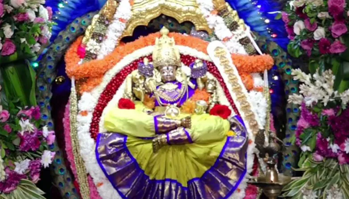 ಸಿಂಹವಾಹಿನಿ ಅಲಂಕಾರದಿಂದ ಕಂಗೊಳಿಸಿದ ನಾಡದೇವತೆ – ಆಷಾಢದ 4ನೇ ಶುಕ್ರವಾರ ಚಾಮುಂಡಿ ಬೆಟ್ಟದಲ್ಲಿ ಭಕ್ತಸಾಗರ!