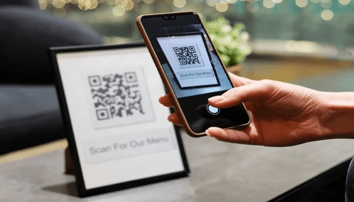 ಜಿಎಸ್‌ಟಿಗೆ ಹೆದರಿದ ವ್ಯಾಪಾರಸ್ಥರು – ಎರಡೇ ದಿನದಲ್ಲಿ ಅಂಗಡಿ ಗೋಡೆಗಳಲ್ಲಿದ್ದ ಕ್ಯೂಆರ್‌ಕೋಡ್‌ ಮಾಯ!