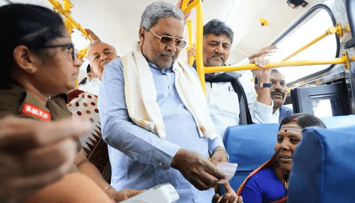 ಶಕ್ತಿ ಯೋಜನೆಗೆ 500 ಕೋಟಿ ಟಿಕೆಟ್‌ ಸಂಭ್ರಮ  – ಸರ್ಕಾರಿ ಬಸ್‌ನಲ್ಲಿ ಕಂಡಕ್ಟರ್‌ ಆದ ಸಿಎಂ ಸಿದ್ಧರಾಮಯ್ಯ