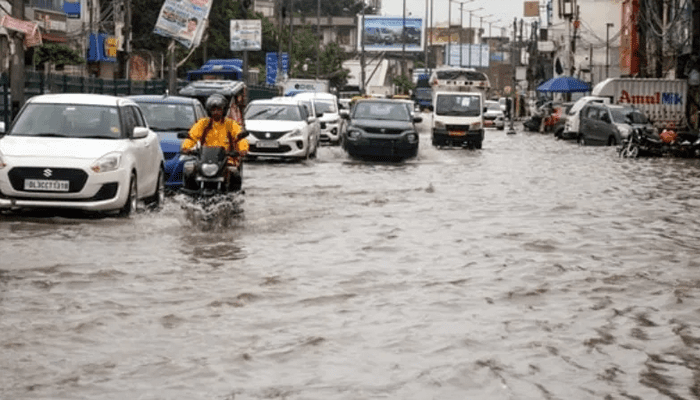 ರಾಷ್ಟ್ರ ರಾಜಧಾನಿಯಲ್ಲಿ ವರುಣನ ಆರ್ಭಟ – ರೆಡ್ ಅಲರ್ಟ್ ಘೋಷಣೆ, 100ಕ್ಕೂ ಹೆಚ್ಚು ವಿಮಾನಗಳು ವಿಳಂಬ