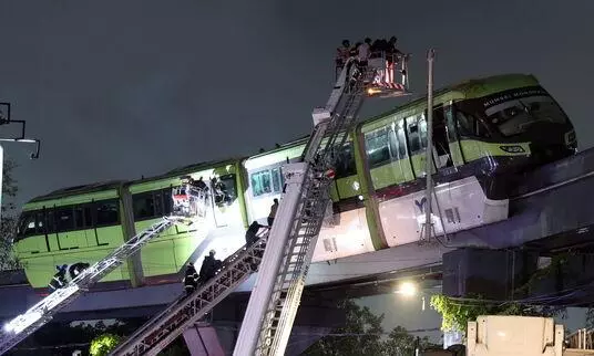 ಮುಂಬೈನಲ್ಲಿ ಮಳೆಯಲ್ಲಿ ಸಿಲುಕಿಕೊಂಡ ಮೊನೊ ರೈಲು – ಗ್ರೇಟ್ ಎಸ್ಕೇಪ್ ಆದ 782 ಪ್ರಯಾಣಿಕರು