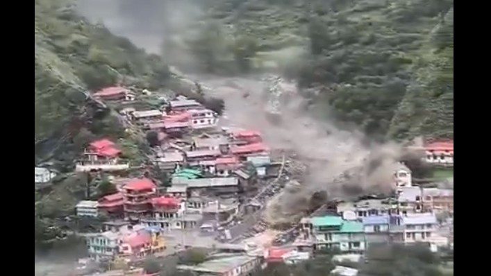 ಉತ್ತರಕಾಶಿಯಲ್ಲಿ ರಣಭೀಕರ ಮೇಘಸ್ಫೋಟ –  ನೋಡ ನೋಡುತ್ತಿದ್ದಂತೆ ಕೊಚ್ಚಿ ಹೋದ ಗ್ರಾಮ