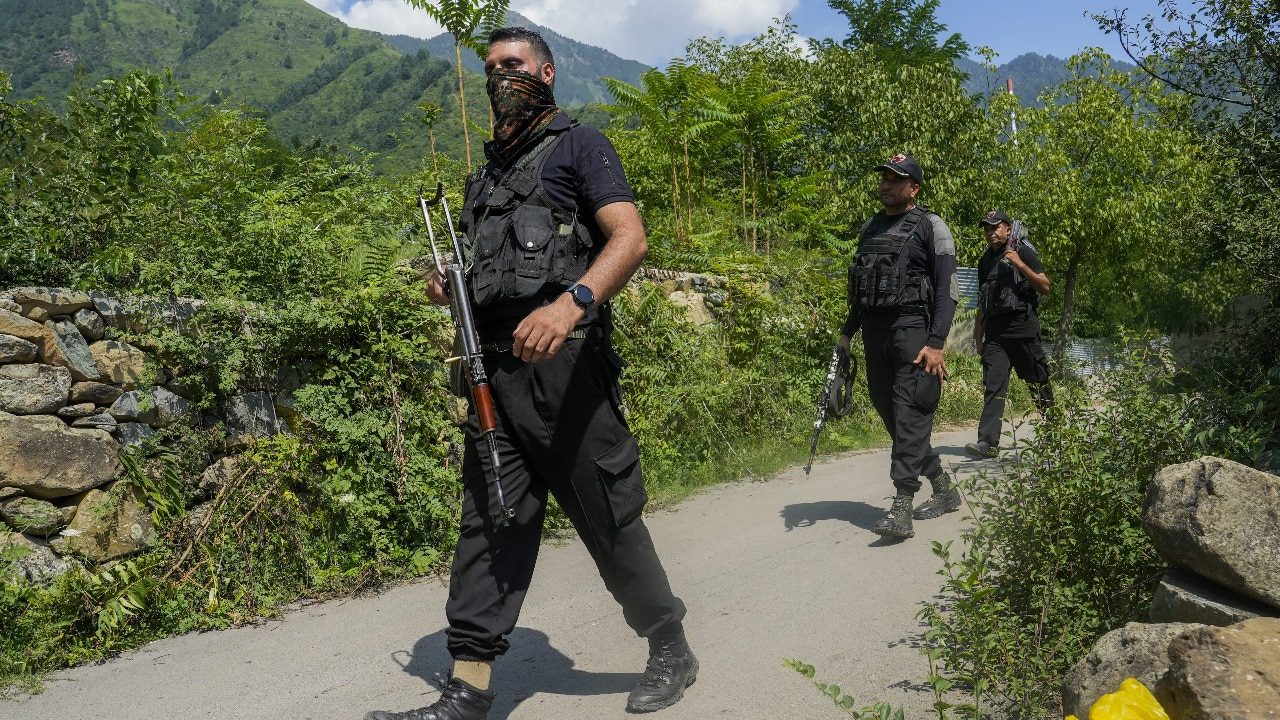 ಕಾಶ್ಮೀರದಲ್ಲಿ ಭಯೋತ್ಪಾದಕರು ಹಾಗೂ ಸೈನಿಕರ ನಡುವೆ ಗುಂಡಿನ ಚಕಮಕಿ – ಐವರು ಉಗ್ರರು ಫಿನಿಶ್ಇಬ್ಬರು ಯೋಧರು ಹುತ್ಮಾತ