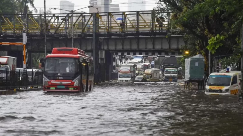 ಮುಂಬೈನಲ್ಲಿ ಮಳೆರಾಯನ ಆರ್ಭಟ – ವಿಮಾನ ನಿಲ್ದಾಣಕ್ಕೂ ನುಗ್ಗಿದ ಮಳೆ ನೀರು
