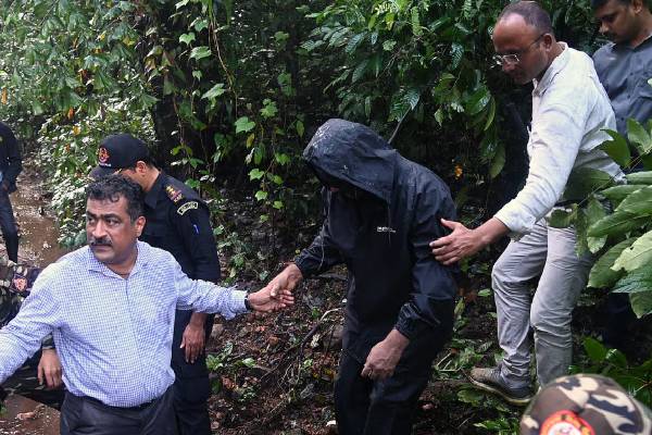 ಕೈ ಸಂಸದನೇ ತಲೆಬುರುಡೆ ಕೊಟ್ರಾ?  ದ.ಕನ್ನಡ DC ಆಗಿದ್ದ ಸಂಸದ ಸೆಂಥಿಲ್ ಯಾರು?ಅನನ್ಯ ಭಟ್ ಪಾತ್ರವನ್ನ ಸೃಷ್ಟಿಸಿದ್ರಾ?