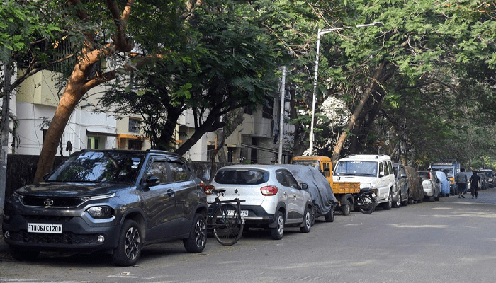 ಕಾರ್‌ ಪಾರ್ಕಿಂಗ್‌ ಮಾಡಿ ನಿದ್ದೆಗೆ ಜಾರಿದ ವ್ಯಕ್ತಿ! –  ಚಾಲಕನನ್ನ ಎಬ್ಬಿಸಲು ಪೊಲೀಸರೇ ಬರಬೇಕಾಯ್ತು!