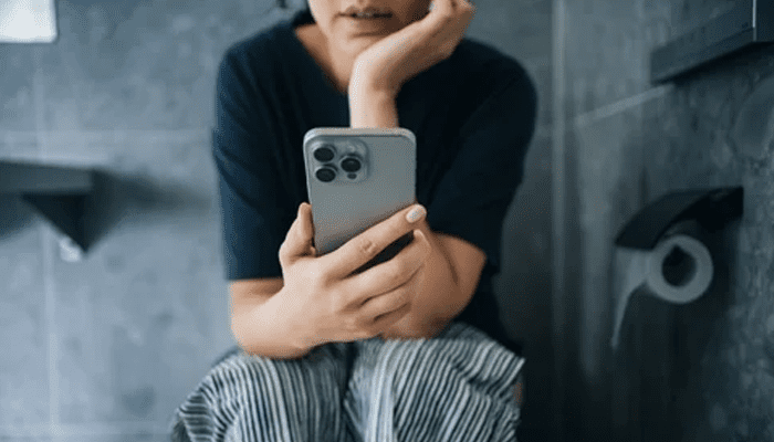 ಶೌಚಾಲಯದಲ್ಲಿ ಫೋನ್‌ ಬಳಸುತ್ತೀರಾ? – ಎಚ್ಚರ.. ಮೂಲವ್ಯಾಧಿ ನಿಮ್ಮನ್ನ ಕಾಡಬಹುದು!