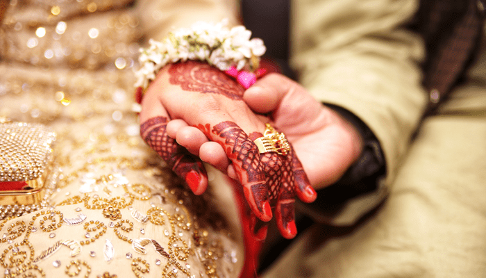 ಮಂಚದ ಒಳಗೆ ಪ್ರಿಯಕರ.. ಕೋಣೆಯೊಳಗೆ ಯುವತಿ! – ಹೆಂಡತಿ ಗುಟ್ಟು ಗಿಫ್ಟ್‌ ಸಿಕ್ಕ ಮಂಚದಲ್ಲಿ ರಟ್ಟು!  