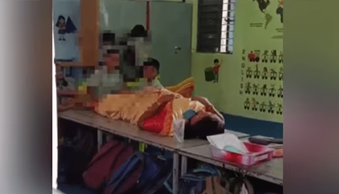 ಇದು ಶಾಲೆಯಾ.. ಮಸಾಜ್‌ ಸೆಂಟರಾ? – ಮಕ್ಕಳಿಂದ ಕಾಲು ಒತ್ತಿಸಿಕೊಂಡ ಶಿಕ್ಷಕಿ!‌