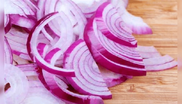 ಹಸಿ ಈರುಳ್ಳಿ ತಿನ್ನೋ ಅಭ್ಯಾಸ ಇದ್ಯಾ? – ಎಚ್ಚರ.. ಈ ಆರೋಗ್ಯ ಸಮಸ್ಯೆ ನಿಮ್ಮನ್ನ ಕಾಡ್ಬೋದು!