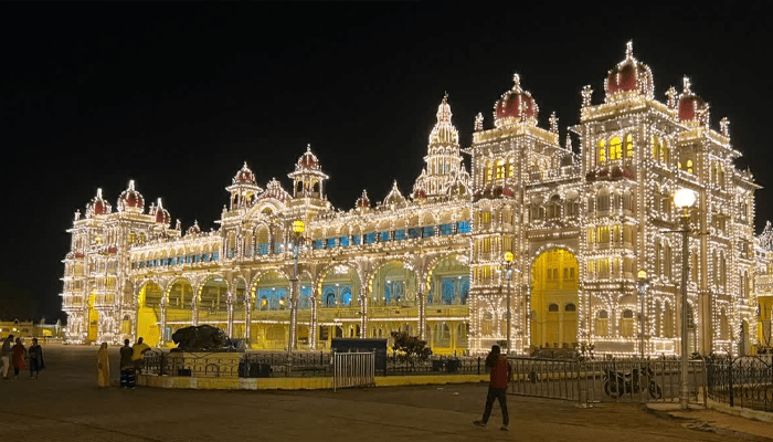 ಮೈಸೂರು ದಸರಾದಲ್ಲಿ ವೈಭವದ ದೀಪಾಲಂಕಾರ! – ಈ ಬಾರಿ 136 ಕಿಮೀ ರಸ್ತೆ, 118 ವೃತ್ತಗಳಿಗೆ ಲೈಟಿಂಗ್ಸ್‌!