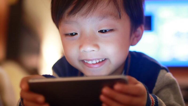 ನಿಮ್ಮ ಮಕ್ಕಳಿಗಿದ್ಯಾ ಮೊಬೈಲ್ ಚಟ! –  ಡ್ರಗ್, ಆಲ್ಕೋಹಾಲ್‌ಗಿಂತ ಫೋನ್ ಡೇಂಜರ್ಕಣ್ಣು ಕಾಣಲ್ಲ.. ನಿದ್ದೆ ಬರಲ್ಲ.. ಭವಿಷ್ಯ ಕತ್ತಂ!