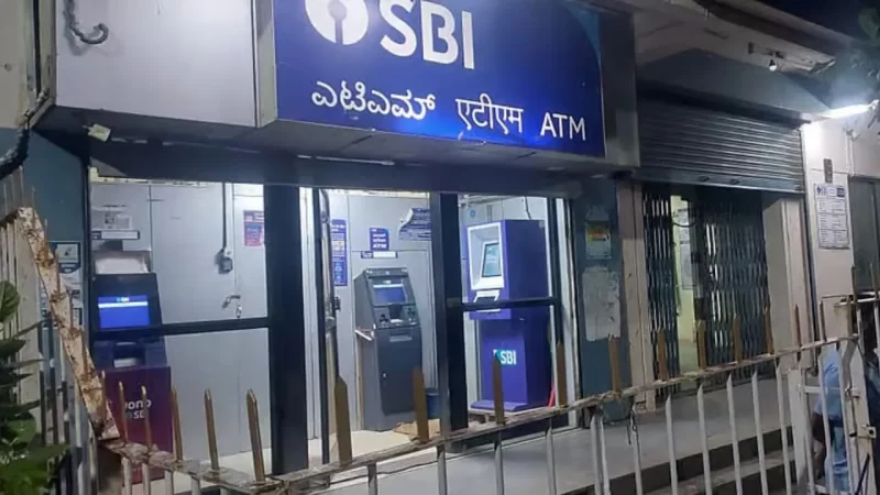 ಐವರಿಂದ ವಿಜಯಪುರ SBI ಬ್ಯಾಂಕ್ ದರೋಡೆ –  ಕೋಟಿ ಕೋಟಿ ಬೆಲೆಬಾಳುವ ಚಿನ್ನ ಕದ್ದು ಎಸ್ಕೇಪ್
