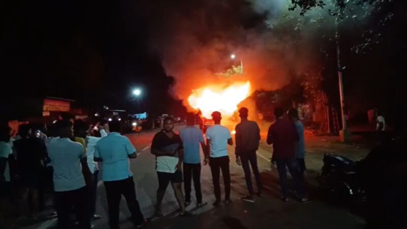 ಬೆಳಗಾವಿಯಲ್ಲಿ ಅಕ್ರಮ ಗೋಮಾಂಸ ಸಾಗಟ –  ರೊಚ್ಚಿಗೆದ್ದ ಹಿಂದೂ ಕಾರ್ಯಕರ್ತರಿಂದ ಲಾರಿಗೆ ಬೆಂ*ಕಿ