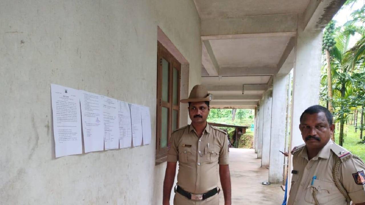 ಅಕ್ರಮ ಶಸ್ತ್ರಾಸ್ತ್ರ ಕೇಸ್‌, ವಿಚಾರಣೆಗೆ ಹಾಜರಾಗದ  ತಿಮರೋಡಿ-  ಮನೆ ಗೋಡೆಗೆ ಪೊಲೀಸ್ ನೋಟಿಸ್