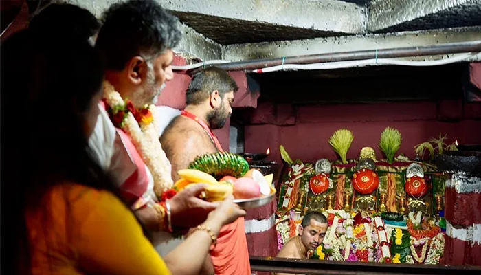 ಡಿಕೆಶಿಗೆ ಹಾಸನಾಂಬೆ ಮಹಾಪ್ರಸಾದ – ಪೂಜೆ ವೇಳೆ ಎರಡೆರಡು ಬಾರಿ ಬಲಗಡೆ ಹೂವು ವರ ನೀಡಿದ ದೇವಿ
