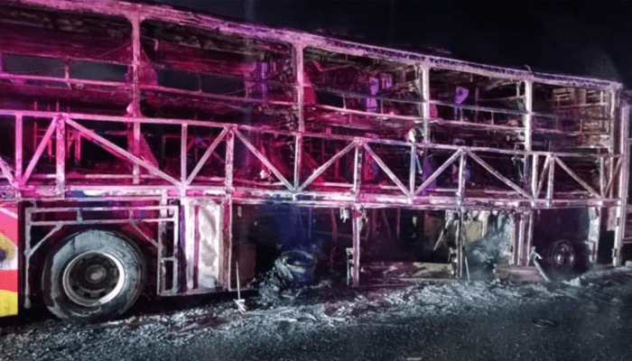 ಬೆಂಗಳೂರಿಗೆ ಹೊರಟಿದ್ದ ಬಸ್‌ನಲ್ಲಿ ಬೆಂಕಿ! – 20ಕ್ಕೂ ಹೆಚ್ಚು ಮಂದಿ ಸಜೀವ ದಹನ