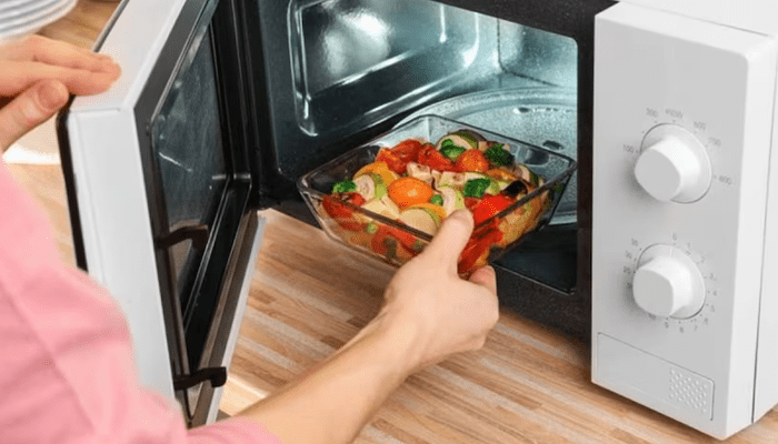 ಮೈಕ್ರೋವೇವ್ ಬಳಸೋ ಮುನ್ನ ಈ ವಿಚಾರ ತಿಳ್ಕೊಳ್ಳಿ! – ತಿಳಿಯದೇ ಮಾಡುವ ತಪ್ಪಿನಿಂದ ಬರುತ್ತೆ ಈ ಕಾಯಿಲೆ!