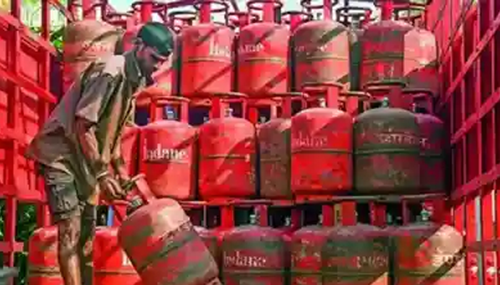 ಹಬ್ಬದ ದಿನವೇ ಗ್ರಾಹಕರಿಗೆ ಶಾಕ್‌! – LPG ಸಿಲಿಂಡರ್‌ ಬೆಲೆ 16 ರೂ. ಏರಿಕೆ!