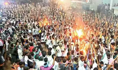 ಆಂಧ್ರ ದೇವರ ಉತ್ಸವದಲ್ಲಿ ದುರಂತ – ದೊಣ್ಣೆ ಕಾಳಗದಲ್ಲಿ 4 ಮಂದಿ ಸಾ*ವು,100ಕ್ಕೂ ಅಧಿಕ ಮಂದಿಗೆ  ಗಾಯ