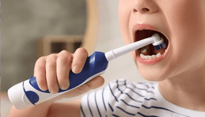 ಎಲೆಕ್ಟ್ರಿಕ್ ಟೂತ್ ಬ್ರಷ್ ನಿಂದ ಚಿಕ್ಕ ಮಕ್ಕಳ ಹಲ್ಲು ಉಜ್ಜಬಹುದಾ? – ತಜ್ಞರು ಹೇಳೋದೇನು?