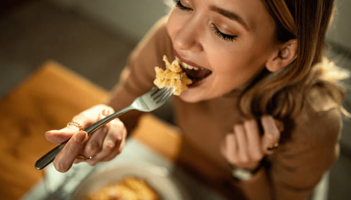 ರಾತ್ರಿ ಲೇಟ್‌ ಆಗಿ ಊಟ ಮಾಡ್ತೀರಾ? – ಎಚ್ಚರ.. ಈ ಸಮಸ್ಯೆ ನಿಮ್ಮನ್ನ ಕಾಡುತ್ತೆ!