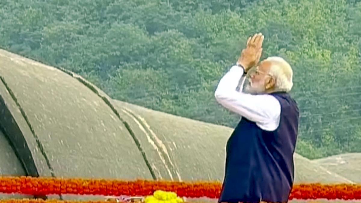 ಸರ್ದಾರ್ ವಲ್ಲಭಭಾಯಿ ಪಟೇಲ್ ಅವರ 150 ನೇ ಜನ್ಮ ದಿನಾಚರಣೆ – ಏಕತಾ ಪ್ರತಿಮೆಗೆ ಮೋದಿ ಪುಷ್ಪ ನಮನ