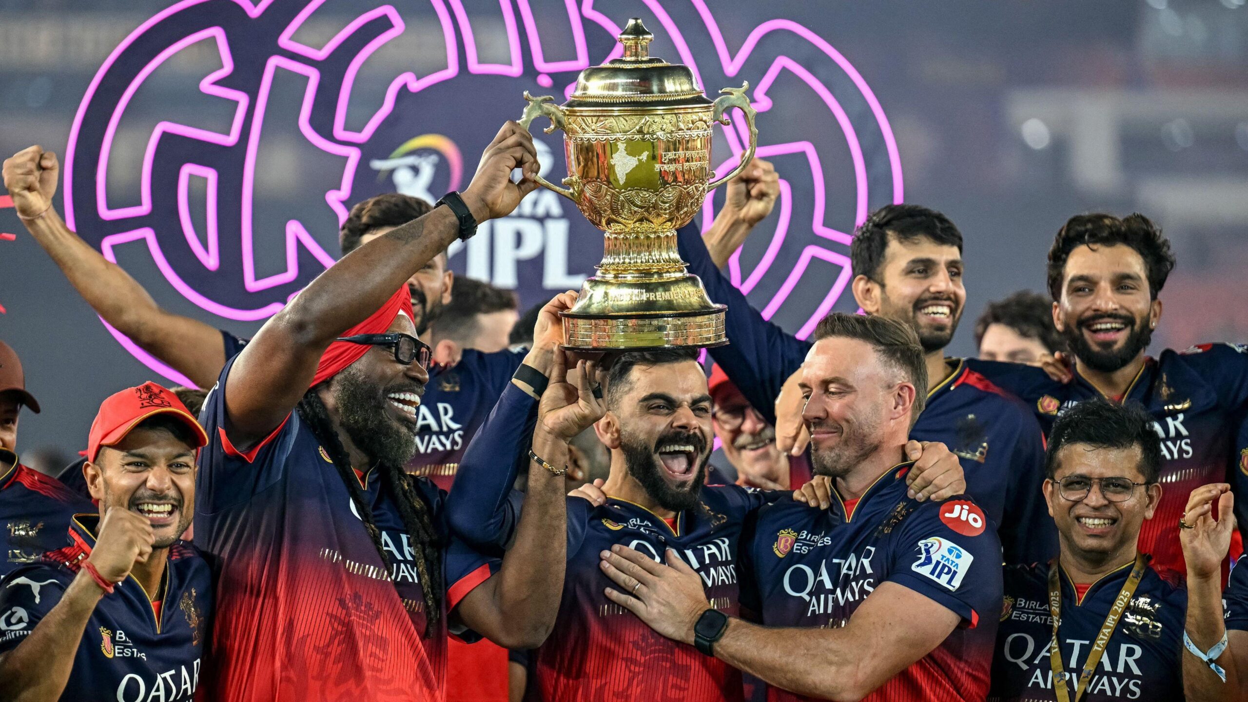 RCB ಫ್ರಾಂಚೈಸಿ ಸೇಲ್ ಸೇಲ್ – 17,587 ಕೋಟಿ ರೂ.. 6 ಕಂಪನಿ ರೇಸ್ಅದಾನಿ ಗ್ರೂಪ್ ಗೆ ಬೆಂಗಳೂರು ಟೀಂ?