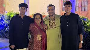 ಸೆಹ್ವಾಗ್ ಫ್ಯಾಮಿಲಿ ಫೋಟೋದಲ್ಲಿ ಪತ್ನಿ ಮಿಸ್ಸಿಂಗ್- ಆರತಿ ಫೋಟೋದಲ್ಲಿ ಮಕ್ಕಳಿಗೆ ಮಾತ್ರ ಜಾಗ..!