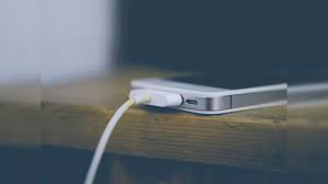 ಮೊಬೈಲ್ ಚಾರ್ಜರ್ ಸ್ವಿಚ್ ಆಫ್ ಮಾಡದೆ ಹಾಗೆ ಬಿಟ್ಟು ಬಿಡ್ತೀರಾ? – ಯಾವತ್ತು ಹಾಗೇ ಮಾಡಬೇಡಿ