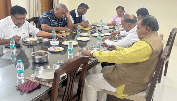 ರಾಜ್ಯದಲ್ಲಿ ಕುರ್ಚಿಗಾಗಿ ಫೈಟ್!‌ – ಡಿಕೆಶಿ ಬಣದಿಂದ ದೆಹಲಿಗೆ ಹಾರ್ತಿದ್ದಂತೆ ಬೆಂಗಳೂರಲ್ಲಿ ದಲಿತ ಸಚಿವರ ಡಿನ್ನರ್ ಮೀಟಿಂಗ್