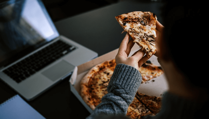 ರಾತ್ರಿ ಲೇಟ್‌ ಆಗಿ ಊಟ ಮಾಡ್ತೀರಾ? – ಆರೋಗ್ಯ ಕೈ ಕೊಡೋದಿಕ್ಕೂ ಮುನ್ನ ಈ ವಿಚಾರ ತಿಳಿದುಕೊಳ್ಳಿ!