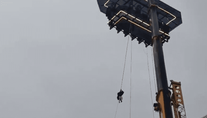 ಸ್ಕೈ-ಡೈನಿಂಗ್​ ರೆಸ್ಟೋರೆಂಟ್​ ಊಟ ಮಾಡಲು ಹೋಗಿ 120 ಅಡಿ ಎತ್ತರದಲ್ಲಿ ಸಿಲುಕಿದ ಪ್ರವಾಸಿಗರು!