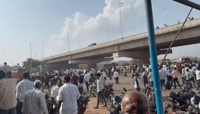 ಹಿಂಸಾಚಾರಕ್ಕೆ ತಿರುಗಿದ ರೈತರ ಹೋರಾಟ –  ವಾಹನಗಳ ಮೇಲೆ ಕಲ್ಲು ತೂರಾಟ