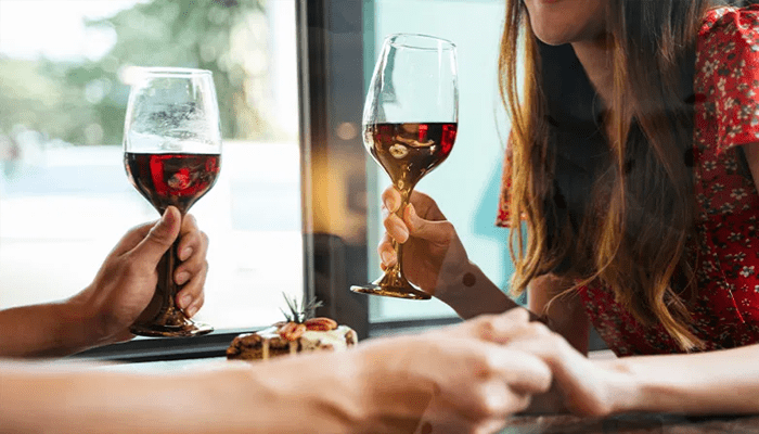 ಡೇಟಿಂಗ್‌ಗೆ ಕರೆದು ಲಾಡ್ಜ್‌ಗೆ ಕರ್ಕೊಂಡು ಹೋದ ಸುಂದರಿ! – ರೂಮ್‌ಗೆ ಬರ್ತಿದ್ದಂತೆ ಯುವಕನಿಗೆ ಕಾದಿತ್ತು ಶಾಕ್!