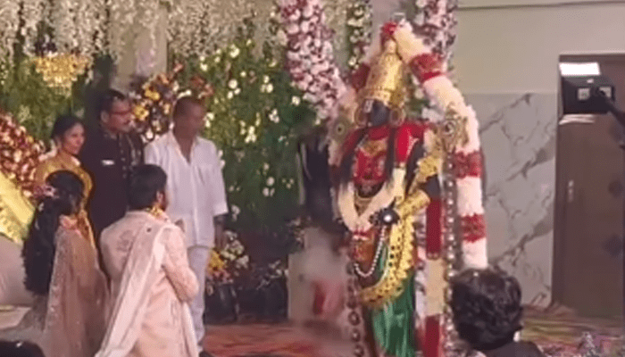 ವಧು-ವರನಿಗೆ ಆಶೀರ್ವದಿಸಲು ಮದುವೆ ಮಂಟಪಕ್ಕೆ ಬಂದ ತಿರುಪತಿ ತಿಮ್ಮಪ್ಪ!