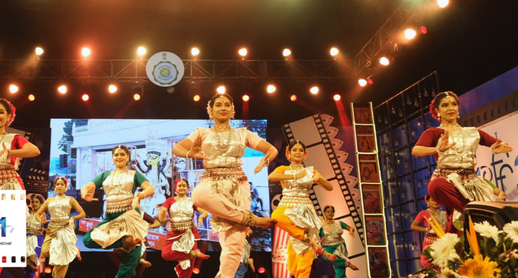 ಅವಹೇಳನಕಾರಿ ಕಾಮೆಂಟ್‍ – ಪೊಲೀಸ್ ಠಾಣೆ ಮೆಟ್ಟಿಲೇರಿದ ಸೌರವ್ ಗಂಗೂಲಿ ಪತ್ನಿ