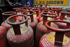 ದೇಶದ ಜನತೆಗೆ ಕೇಂದ್ರದಿಂದ ಗುಡ್‌ನ್ಯೂಸ್‌ – ಎಲ್‌ಪಿಜಿ ಗ್ಯಾಸ್ ಸಿಲಿಂಡರ್‌ನ ಬೆಲೆಯಲ್ಲಿ ಇಳಿಕೆ