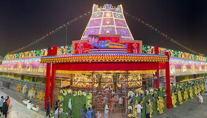 ತಿರುಪತಿಯಲ್ಲಿ ತೆರೆಯಿತು ವೈಕುಂಠ ದ್ವಾರ! –  ವೆಂಕಟೇಶ್ವರನ ಕಣ್ತುಂಬಿಕೊಂಡ ಭಕ್ತ ಸಾಗರ!