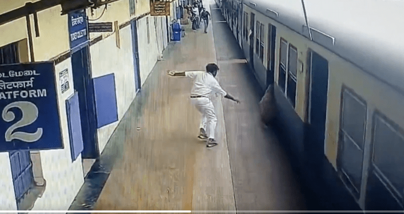 ರೈಲಿನಿಂದ ಬೀಳುತ್ತಿದ್ದ ಮಹಿಳೆಯನ್ನ ಸಿನಿಮಾ ಸ್ಟೈಲ್‌ನಲ್ಲಿ ಕಾಪಾಡಿದ ರೈಲ್ವೆ ಸಿಬ್ಬಂದಿ