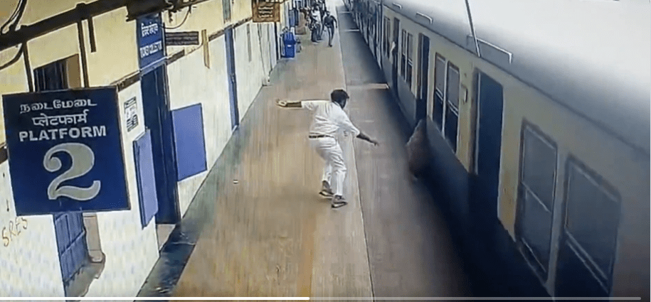 ರೈಲಿನಿಂದ ಬೀಳುತ್ತಿದ್ದ ಮಹಿಳೆಯನ್ನ ಸಿನಿಮಾ ಸ್ಟೈಲ್‌ನಲ್ಲಿ ಕಾಪಾಡಿದ ರೈಲ್ವೆ ಸಿಬ್ಬಂದಿ